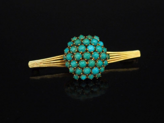 Vente aux enchères Broche de forme barrette, à décor en son centre d'un dôme serti de pet