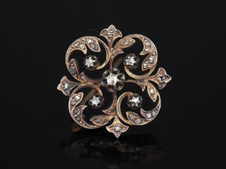 Broche 1900 en or jaune et argent, à décor ajouré de rinceaux feuillag