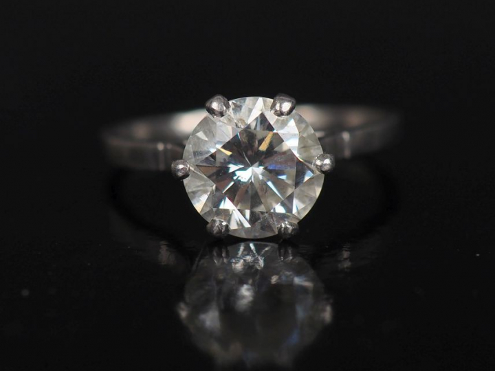 Bague solitaire en or blanc, sertie en son centre d'un diamant taille 