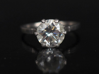 Vente aux enchères Bague solitaire en or blanc, sertie en son centre d'un diamant taille 