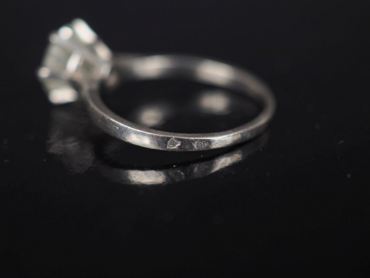 Bague solitaire en or blanc, sertie en son centre d'un diamant taille 