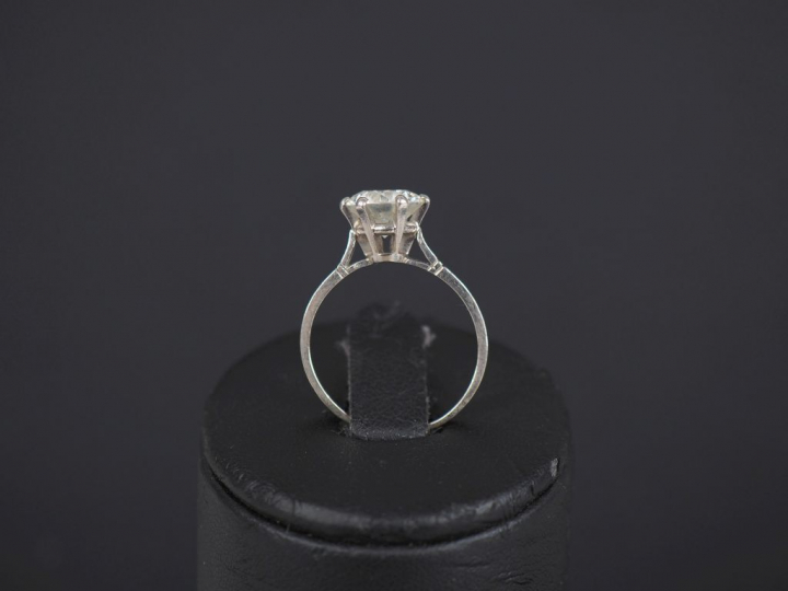 Bague solitaire en or blanc, sertie en son centre d'un diamant taille 