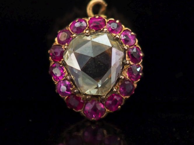 Pendentif en or jaune, serti en son centre d'un diamant taillé en rose