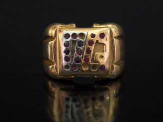 Vente aux enchères Bague chevalière en or jaune, à décor de monogramme et serti de petite