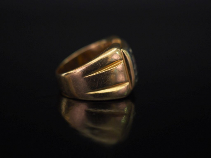 Bague chevalière en or jaune, à décor de monogramme et serti de petite