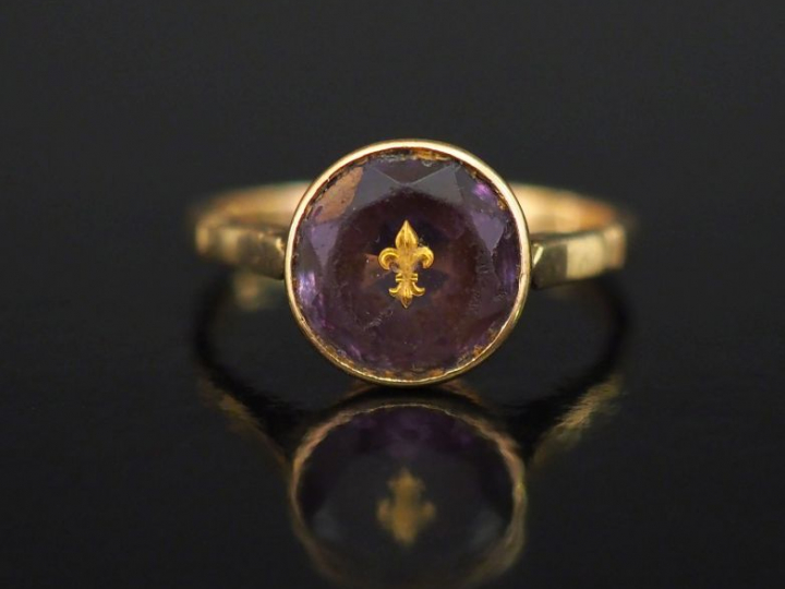 Bague Napoléon III en or jaune, sertie en son centre d'une amethyste (