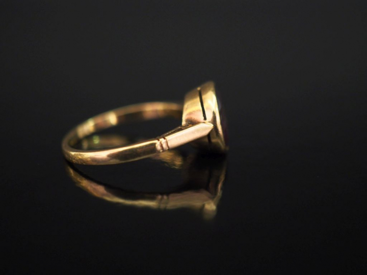 Bague Napoléon III en or jaune, sertie en son centre d'une amethyste (