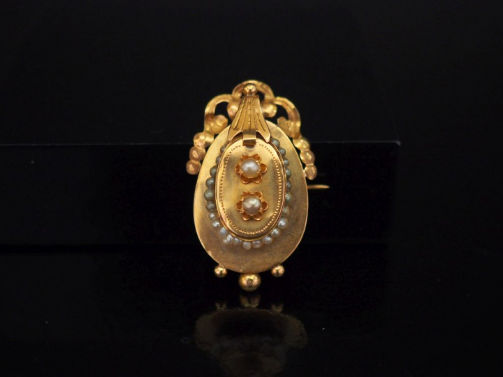 Broche/pendentif Napoléon III en or jaune, sertie de petites perles bl