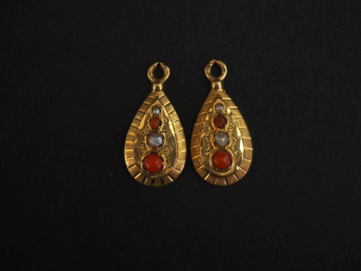 Deux éléments de boucles d'oreilles Napoléon III en or jaune en forme 