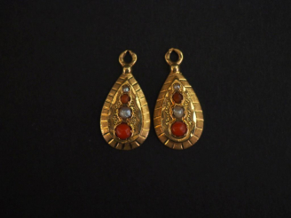 Vente aux enchères Deux éléments de boucles d'oreilles Napoléon III en or jaune en forme 