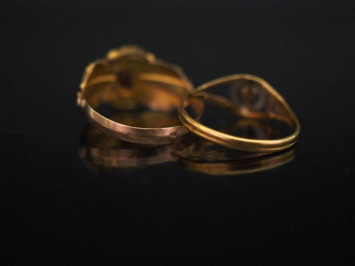 Bague Napoléon III en or jaune, à décor de feuillage et sertie de verr