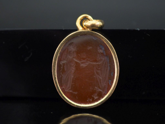 Vente aux enchères Pendentif en or jaune, sertie en son centre d'une intaille, figurant d