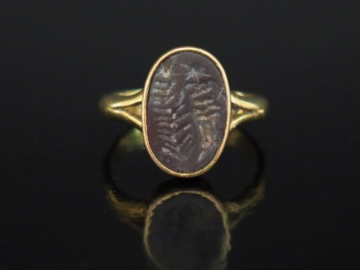 Bague en or jaune, ornée d'une intaille figurant des fougères, en sert