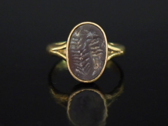 Vente aux enchères Bague en or jaune, ornée d'une intaille figurant des fougères, en sert