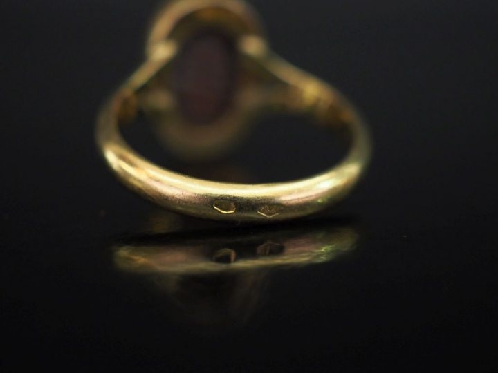 Bague en or jaune, ornée d'une intaille figurant des fougères, en sert