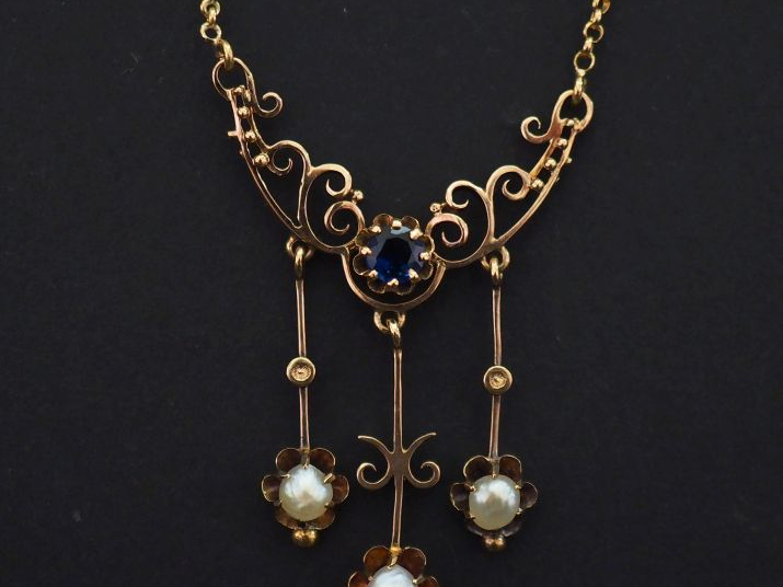Collier souple en or jaune, maille forçat, à décor en son centre d'un 