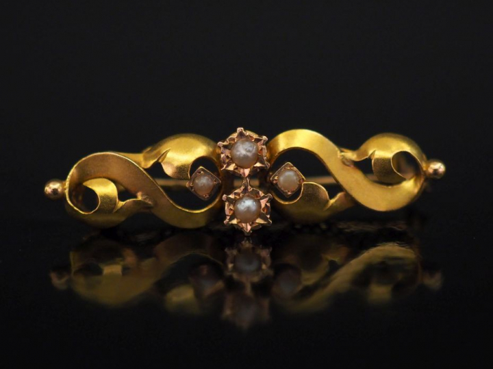 Petite broche barrette Napoléon III en or jaune, à décor ajouré de rin
