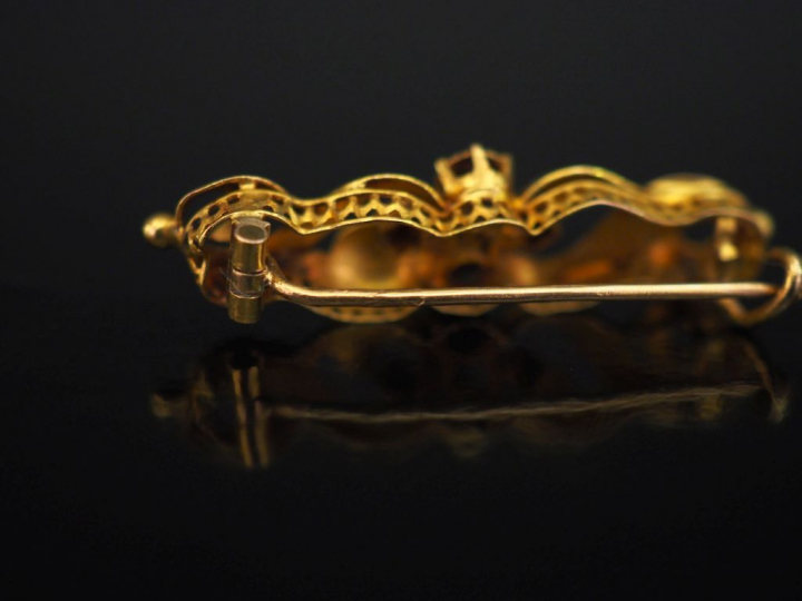 Petite broche barrette Napoléon III en or jaune, à décor ajouré de rin