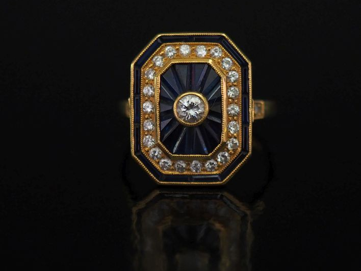 Bague de style Art déco à pans coupés en or jaune, sertie en son centr