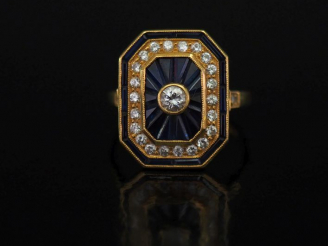 Vente aux enchères Bague de style Art déco à pans coupés en or jaune, sertie en son centr