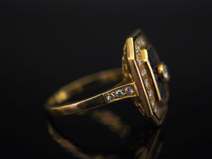 Bague de style Art déco à pans coupés en or jaune, sertie en son centr