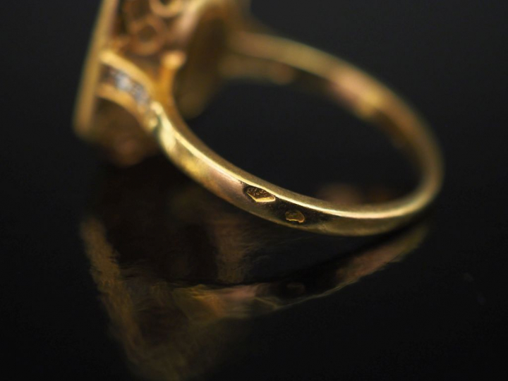 Bague de style Art déco à pans coupés en or jaune, sertie en son centr