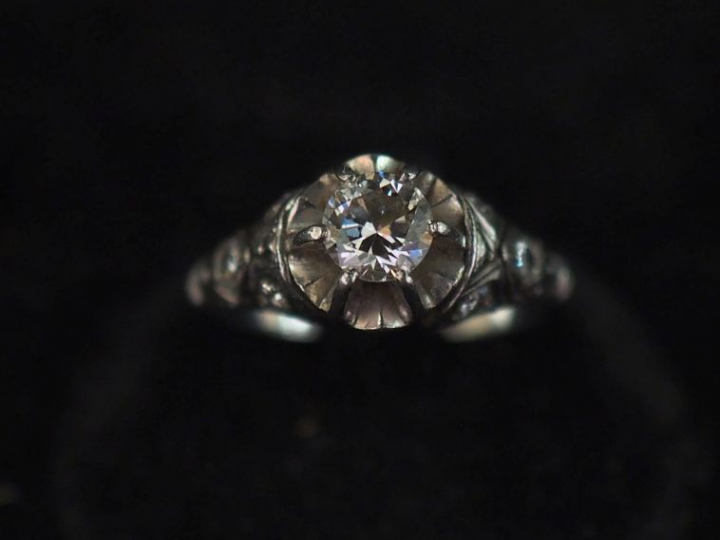 Bague de style Art déco en platine, sertie en son centre d'un diamant 