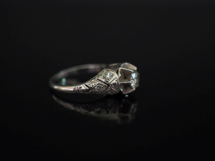 Bague de style Art déco en platine, sertie en son centre d'un diamant 