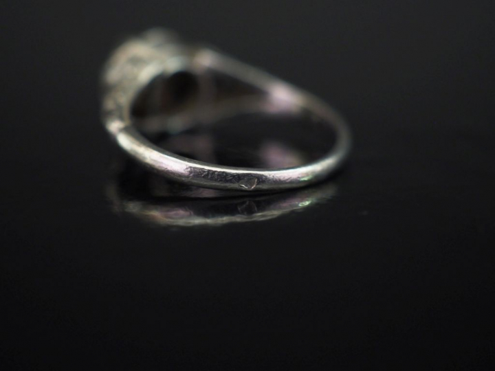 Bague de style Art déco en platine, sertie en son centre d'un diamant 