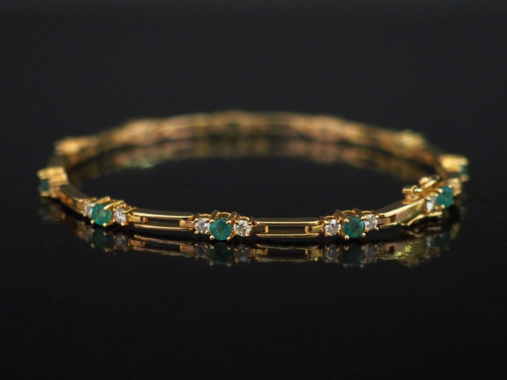 Bracelet souple en or jaune, composé de maillons sertis de petits diam