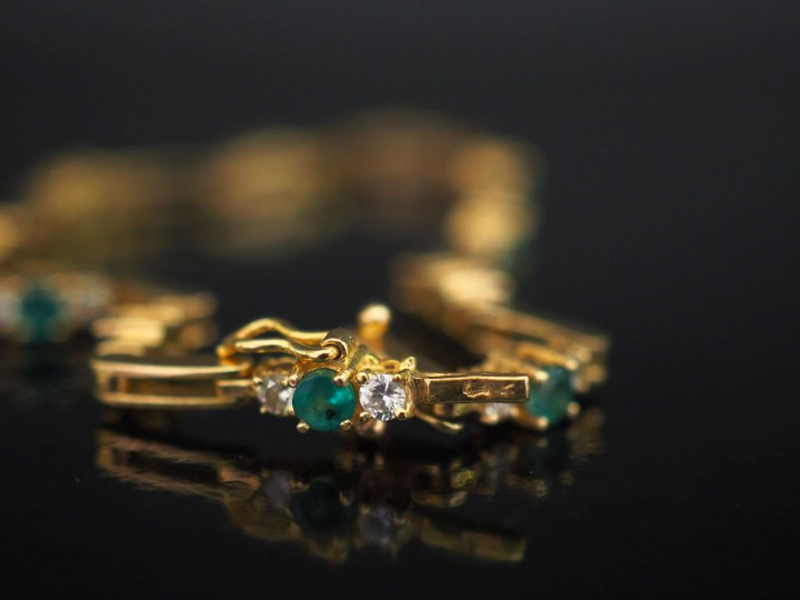 Bracelet souple en or jaune, composé de maillons sertis de petits diam