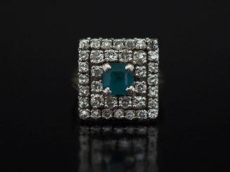 Vente aux enchères Bague de style Art déco de forme carrée en or blanc, sertie en son cen
