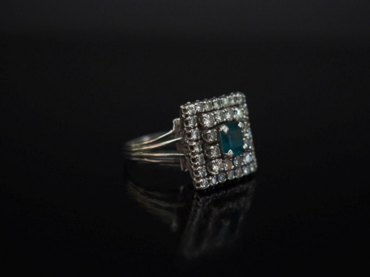 Bague de style Art déco de forme carrée en or blanc, sertie en son cen