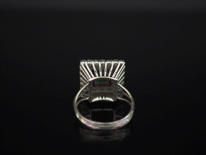 Bague de style Art déco de forme carrée en or blanc, sertie en son cen