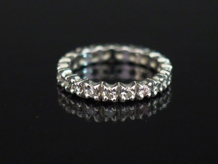 Alliance américaine en or blanc, sertie de petits diamants. TDD. 48 Po