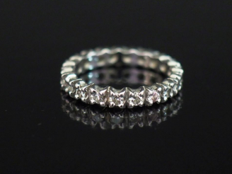 Vente aux enchères Alliance américaine en or blanc, sertie de petits diamants. TDD. 48 Po