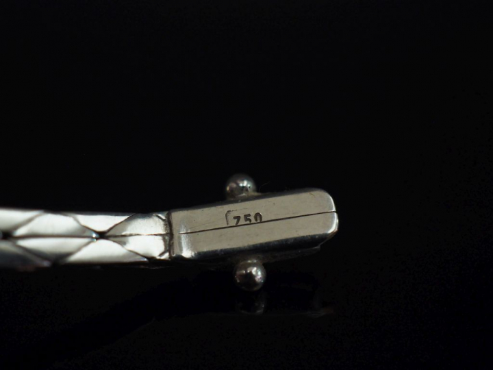 Bracelet en or blanc, sertie de cinq émeraudes en chute alternées avec