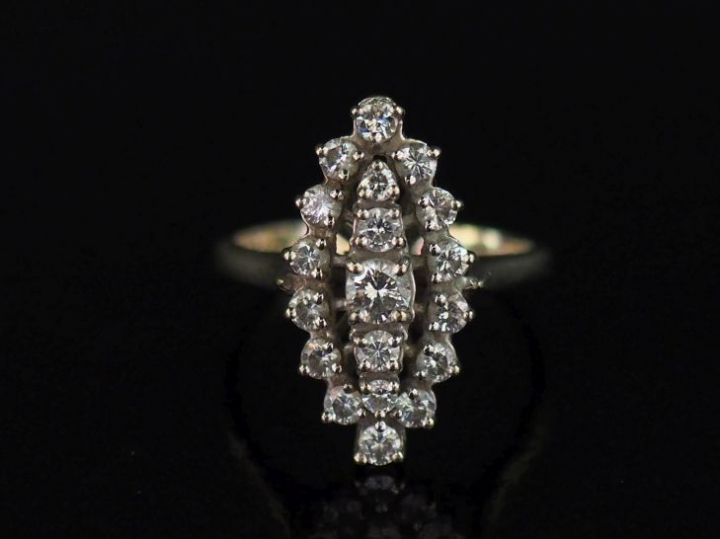Bague de forme marquise en or blanc, sertie de petits diamants. TDD. 5