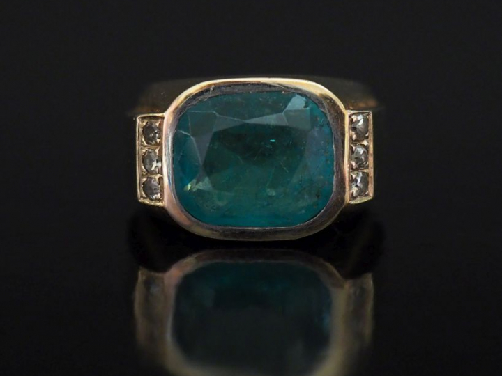 Bague tank en platine et or blanc, sertie en son centre d'une émeraude