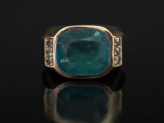 Vente aux enchères Bague tank en platine et or blanc, sertie en son centre d'une émeraude