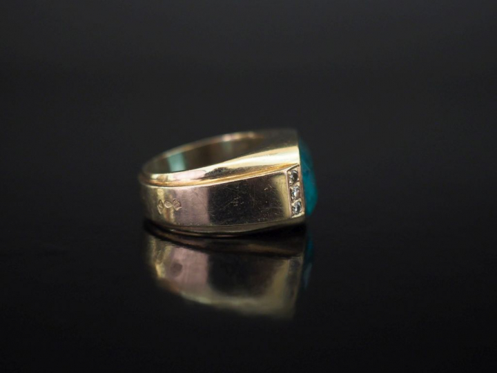 Bague tank en platine et or blanc, sertie en son centre d'une émeraude