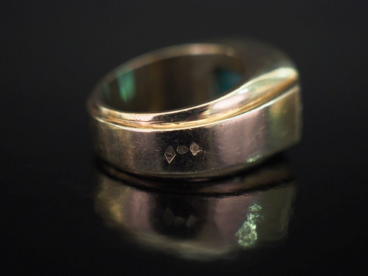 Bague tank en platine et or blanc, sertie en son centre d'une émeraude