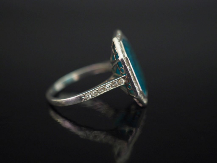 Bague de forme octogonale en platine, sertie en son centre d'une émera