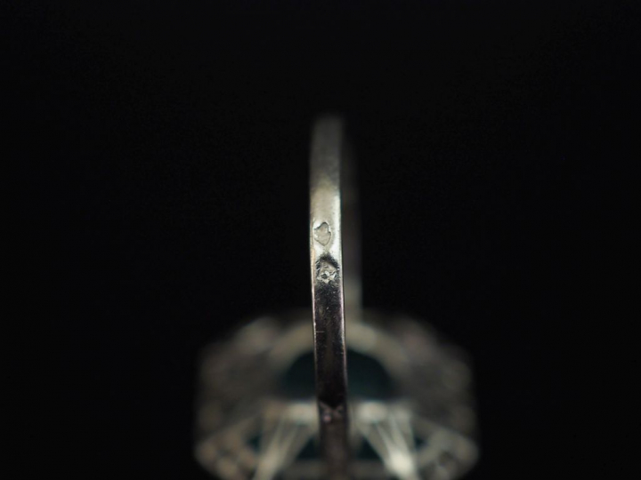 Bague de forme octogonale en platine, sertie en son centre d'une émera