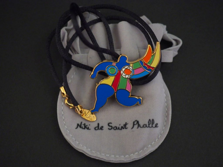 NIKI DE SAINT PHALLE, Nana Broche/pendentif en métal doré et émail pol