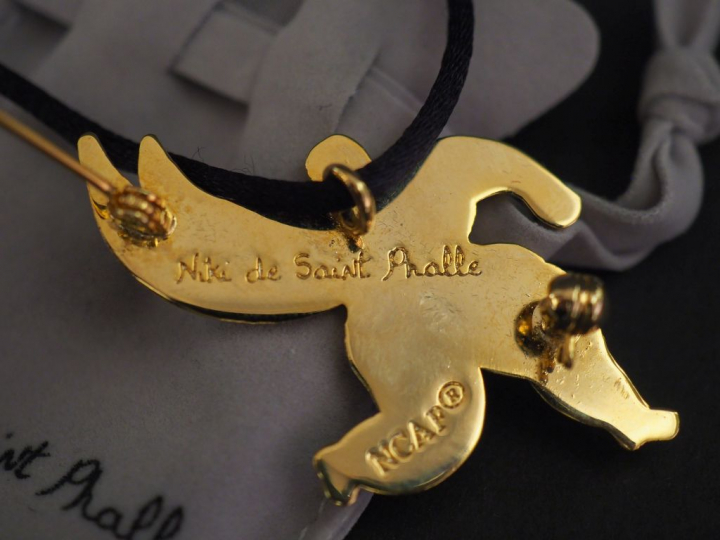 NIKI DE SAINT PHALLE, Nana Broche/pendentif en métal doré et émail pol