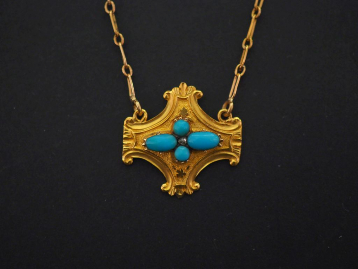 Collier souple en or jaune, à décor en son centre d'un motif polylobé 