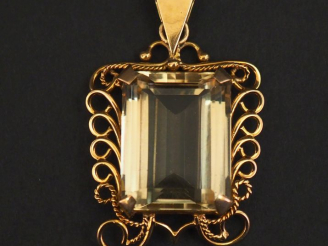 Vente aux enchères Important pendentif en or jaune, serti en son centre d'un quartz.  Le 