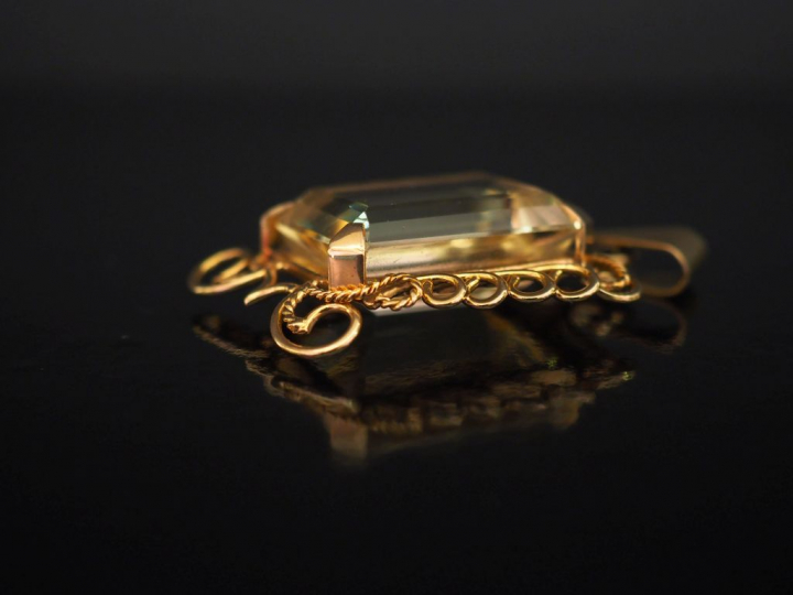 Important pendentif en or jaune, serti en son centre d'un quartz.  Le 