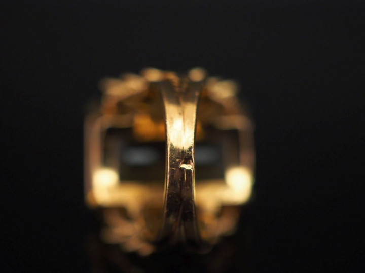 Importante bague en or jaune, sertie en son centre d'un quartz.  Jolie